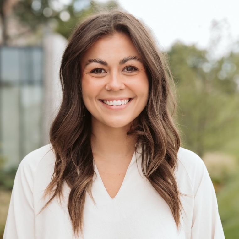 Headshot of Lauren Briede, Bus '18